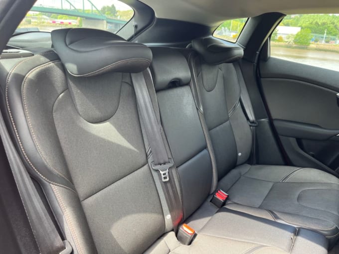 2025 Volvo V40 Cross Country