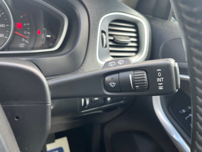 2025 Volvo V40 Cross Country