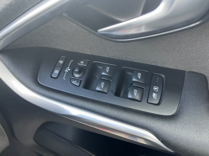 2025 Volvo V40 Cross Country