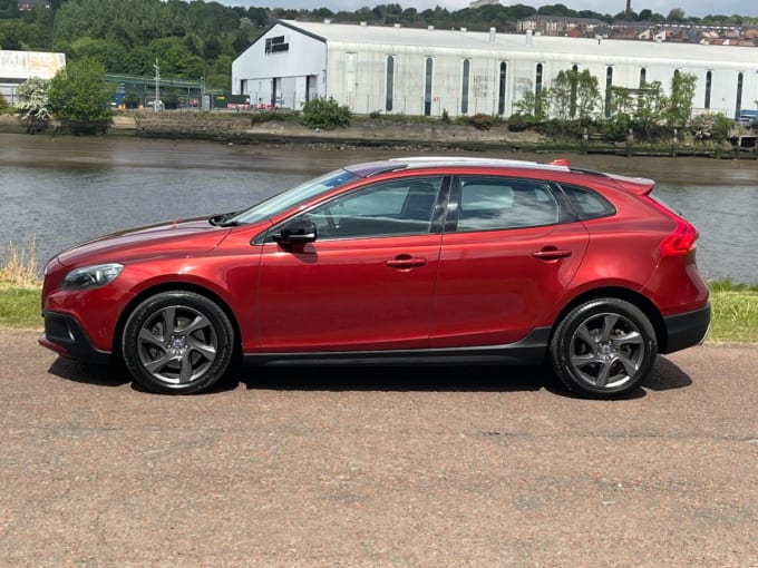 2025 Volvo V40 Cross Country