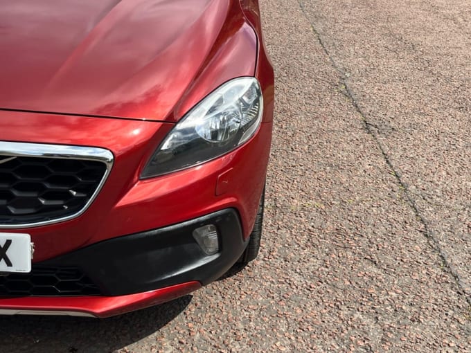 2025 Volvo V40 Cross Country
