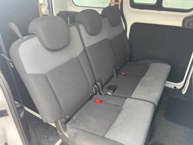 2025 Nissan Nv200