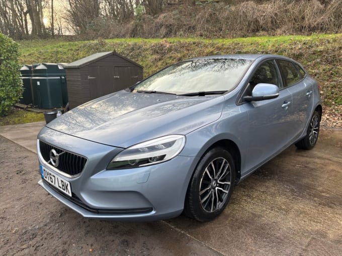 2025 Volvo V40