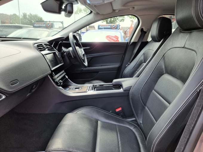 2025 Jaguar Xe