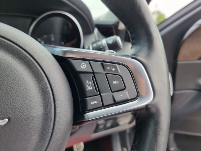 2025 Jaguar Xe