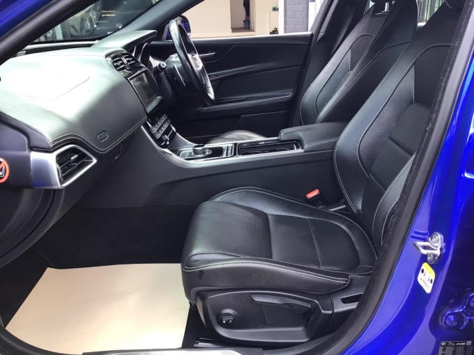 2025 Jaguar Xe